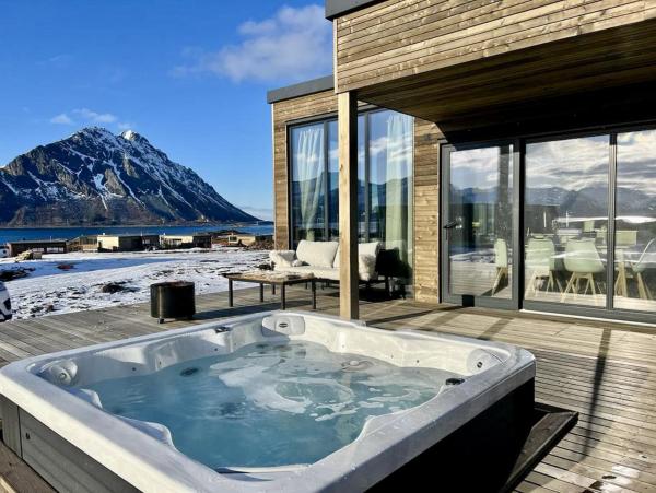The photo shows the Lofoten Aurora Lodge located in the city of Lyngværet.