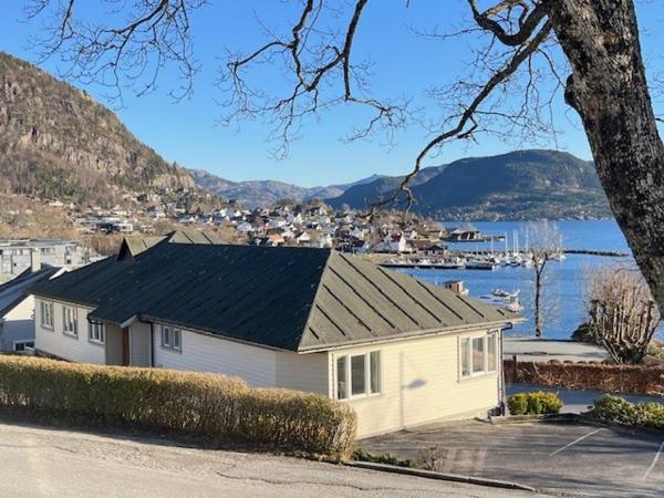 På bildet vises objektet Guesthouse Vågen som ligger i byen Strand.