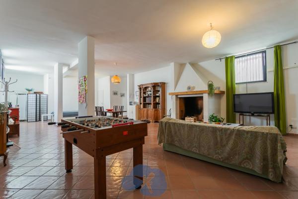 A la foto es mostra l'objecte Airport House situat a la ciutat de Bari.