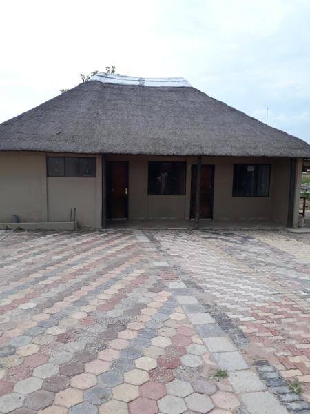 A la foto es mostra l'objecte Ekuhlaleni situat a la ciutat de Randfontein.