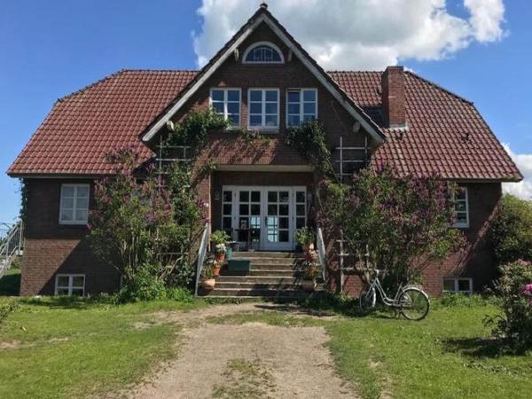 Op de foto is het object Wohnung in Semlow mit Garten und Terrasse te zien, gelegen in de stad Behrenwalde.