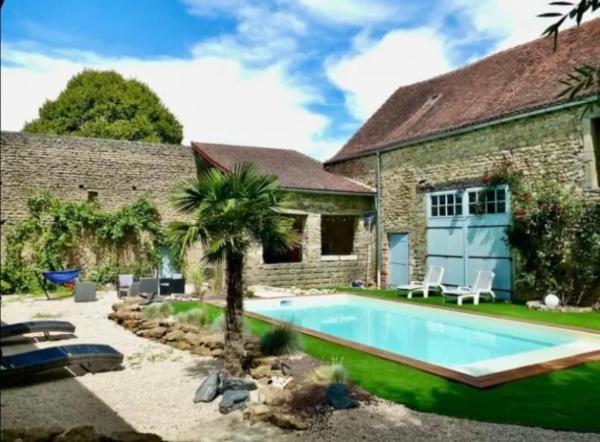 A la foto es mostra l'objecte Le Clos Joly situat a la ciutat de Saisy.