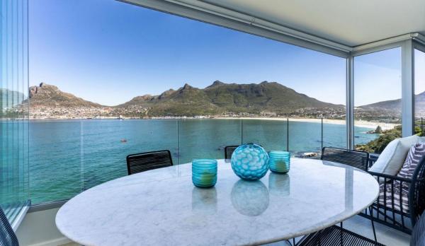 La photo montre l'objet Stylish ocean-side apartment situé dans la ville de Hout Bay.