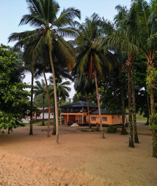 Na fotografii je vidět objekt La Villa Lou, Musée Des Arts Grand Batangua nacházející se ve městě Kribi.