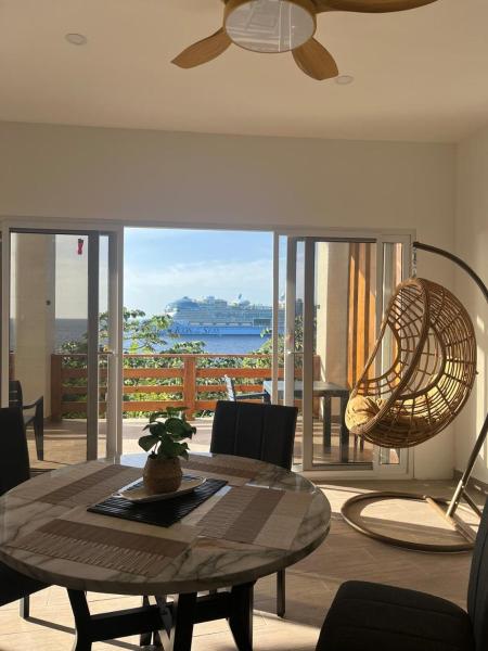 A la foto es mostra l'objecte Vista al mar alojamiento familiar Villa Palmetto situat a la ciutat de Coxen Hole.