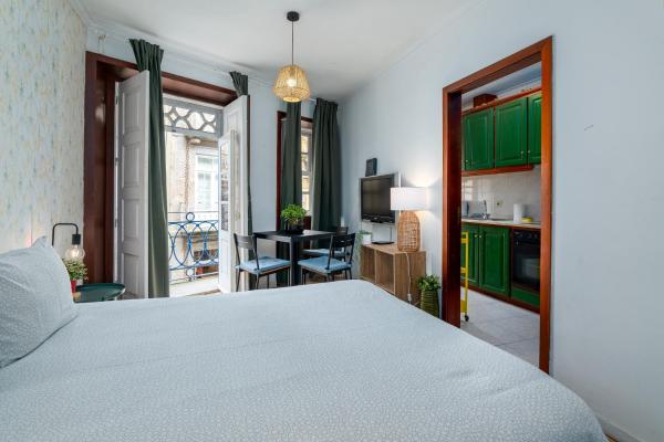 Renovated Feb25 Clerigos Cozy Balcony with self check in, Porto