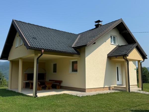A la foto es mostra l'objecte Seoska kučica-Oaza mira Fojnica situat a la ciutat de Tješilo.