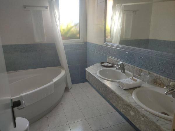A la foto es mostra l'objecte Habitación triple con bañera y terraza HOTEL SUITE MIOÑO situat a la ciutat de Brazomar.