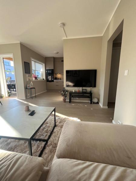 写真にはGjerstad市にあるWelcome to a new apartment at Tromøy!が写っています。