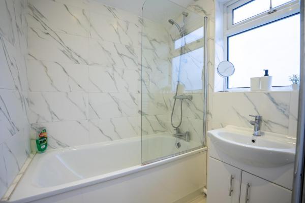 2 Bed Flat - Sleeps 6 - Parking - Wifi photo 9