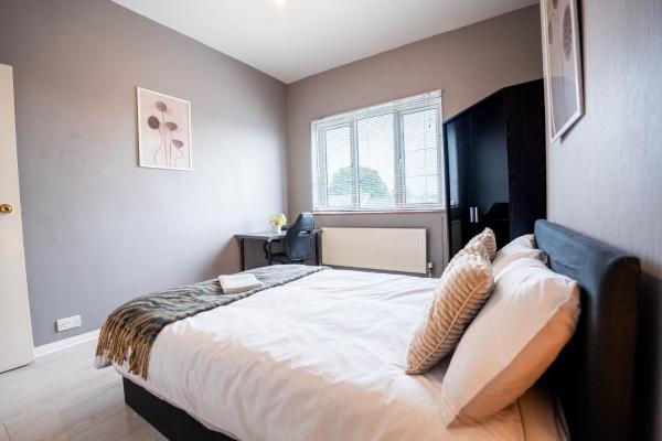 2 Bed Flat - Sleeps 6 - Parking - Wifi photo 3