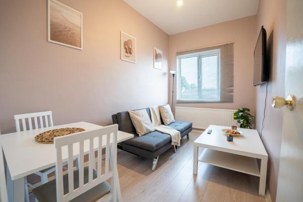2 Bed Flat - Sleeps 6 - Parking - Wifi photo 2
