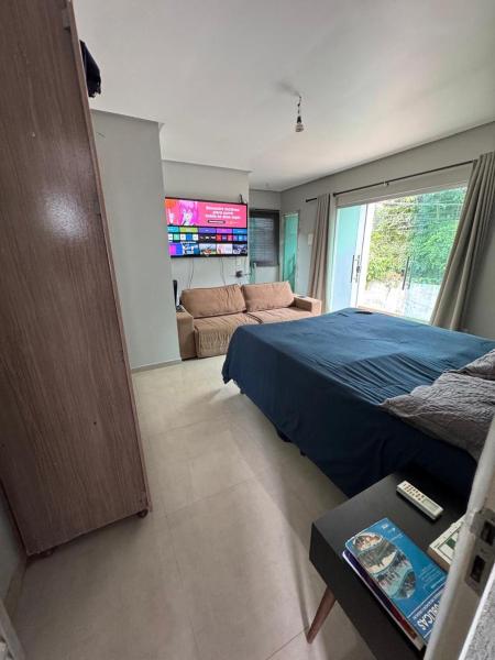 Na fotografii je vidět objekt Casa com suítes e varandas com uma garagem nacházející se ve městě Belém.