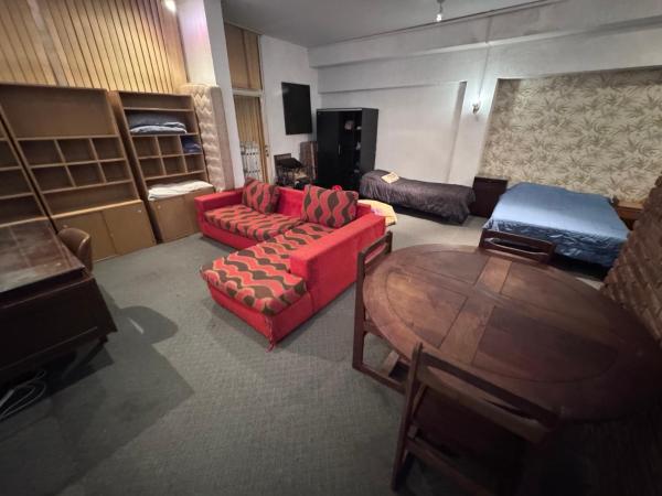照片显示了位于Juan Anchorena市的A spacious studio apartment in the heart of Acassuso物件。