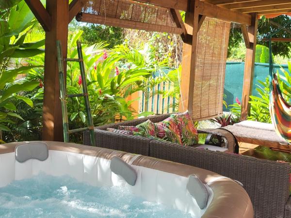 På billedet ses objektet Gîte KAZ' A TYKA jacuzzi privatif beliggende i byen Richeplaine.