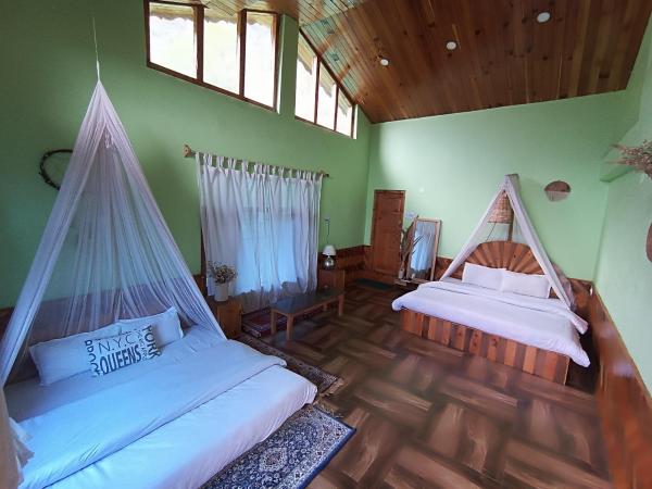På billedet ses objektet BohOdyssey Hallan a Traditional Village Stay with Panoramic Mountain Views beliggende i byen Nagar.