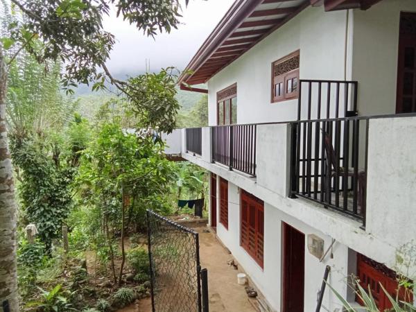 A la foto es mostra l'objecte Omashi sinharaja holiday resort situat a la ciutat de Suriyakanda.