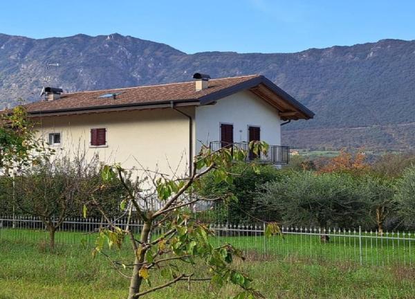 Στη φωτογραφία φαίνεται το αντικείμενο Casa Claudia lago d'Idro που βρίσκεται στην πόλη Moerna.