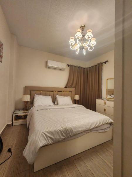 A la foto es mostra l'objecte Modern Garden-View Apartment in Prime Al Rehab Location situat a la ciutat de El Caire.