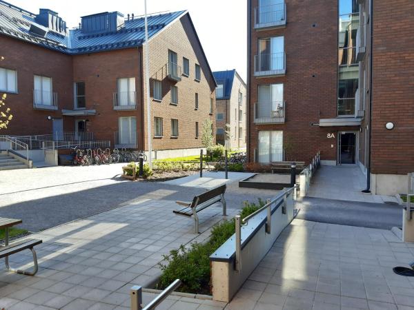 Na zdjęciu widoczny jest obiekt Reviisorinkatu 8 położony w mieście Espoo.