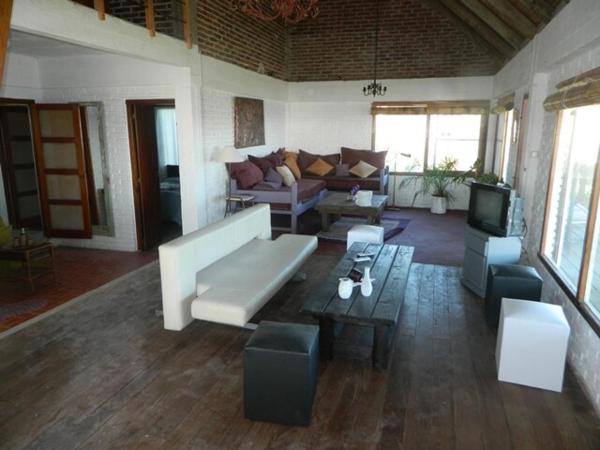 The photo shows the Astonishing house by the beach CASA AZUL located in the city of Playa Verde.