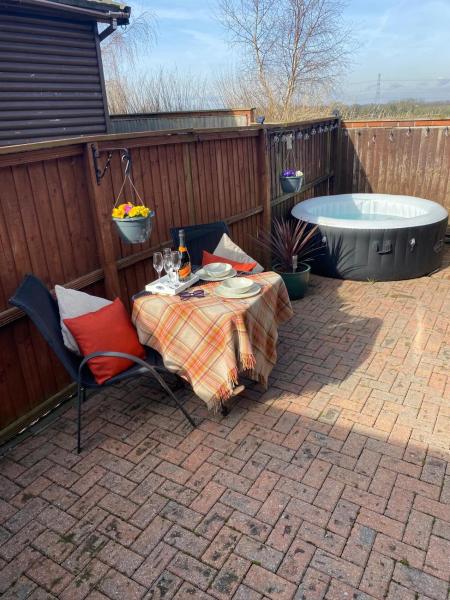 A la foto es mostra l'objecte Countryside log cabin with HOT TUB! situat a la ciutat de Chellaston.