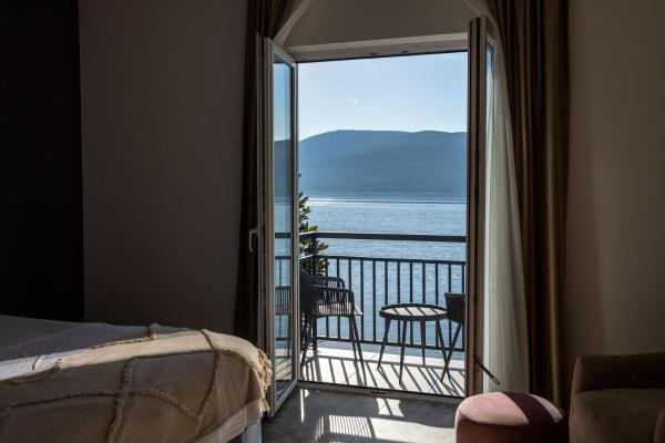 照片显示了位于Savina市的Boka Bay Residences物件。