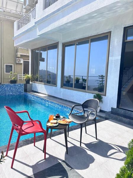 The photo shows the Twilight Villa located in the city of Panchgani.