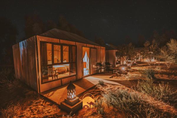 Na zdjęciu widoczny jest obiekt Luxury trek desert camp położony w mieście Ouzina.