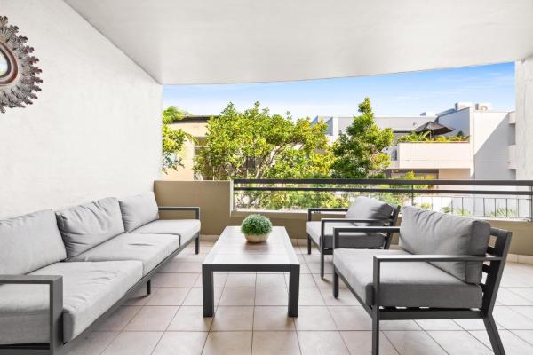 Na foto é possível ver o objeto Spacious 2-Bed 2-Bath Moments from Avalon Beach localizado na cidade de Avalon.