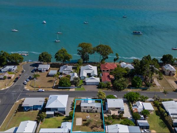 Op de foto is het object The Hideaway - Burrum Heads te zien, gelegen in de stad Woodgate.