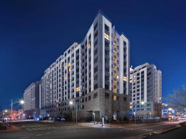 A la foto es mostra l'objecte Le Collective Sokcho Central situat a la ciutat de Sokcho.