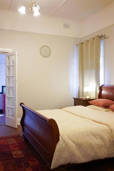 The photo shows the Bank-sia accommodation located in the city of Kendenup.