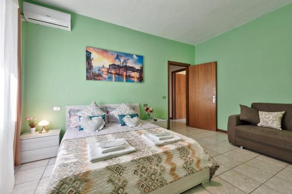 Na zdjęciu widoczny jest obiekt Venice Miramare Residence 2 położony w mieście Zelo.