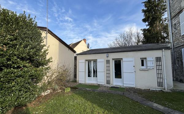 A la foto es mostra l'objecte Maisonnette de Senlis situat a la ciutat de Aumont.
