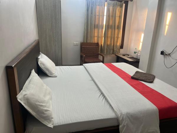 På bildet vises objektet Hotel Ananda som ligger i byen Chās.