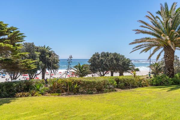 A la foto es mostra l'objecte Camps bay beach apartment with Jaccozi situat a la ciutat de Camps Bay.
