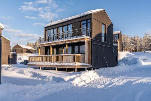 På billedet ses objektet 10 min to ski slopes- newly built mountain villa with sauna beliggende i byen Idre.