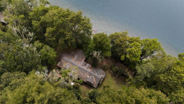 På bilden syns objektet Casa Orilla Lago Rupanco som ligger i staden Puerto Rico.