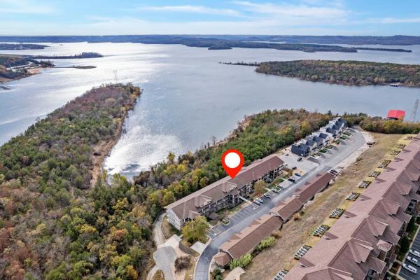 A la foto es mostra l'objecte 2 Bedroom 0Condo w Deck & Wooded Views-Free Attraction Tickets-Close to State Park Marina situat a la ciutat de Branson.