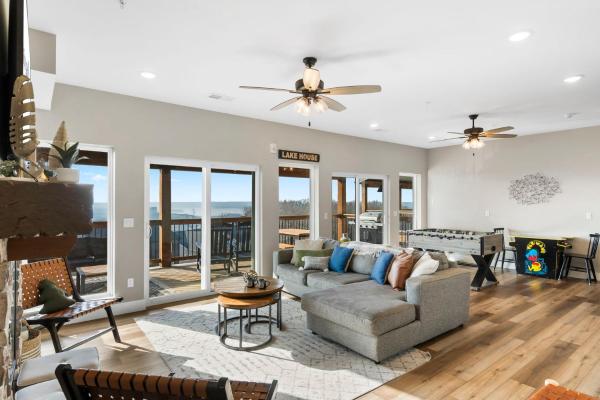 A la foto es mostra l'objecte Pvt Outdoor Pool-Multiple Arcades-Pvt Hot Tub-Free Attraction Tickets-Firepit-Lake View situat a la ciutat de Branson.