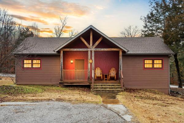 A la foto es mostra l'objecte Serendipity Cabin situat a la ciutat de Branson.