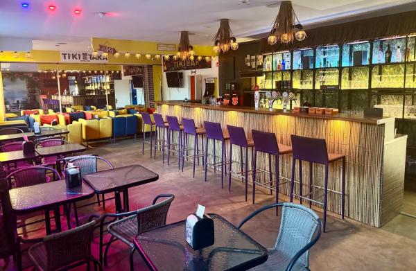 The photo shows the Tiki Taka Hostel & Pub located in the city of Vilnius.