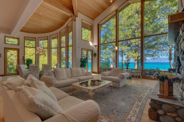 Na fotografii je vidět objekt Rubicon Bay Lakefront by Tahoe Getaways - 4BR with Bonus Room, Private Pier, Buoy & Beach Access nacházející se ve městě Meeks Bay.