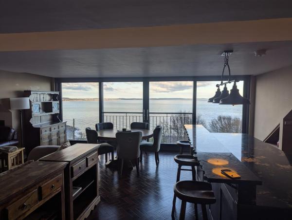 På billedet ses objektet Teach Cois Farraige House by the Sea beliggende i byen Widows Row.