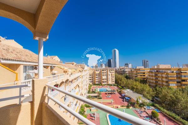 A la foto es mostra l'objecte Apolo 7 situat a la ciutat de Calp.