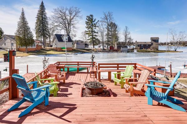 A la foto es mostra l'objecte Ice Fish, Hunt and Explore Farwell Home on Lake situat a la ciutat de Harrison.