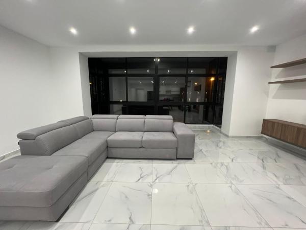 A la foto es mostra l'objecte 4 bedroom seafront apartment situat a la ciutat de Sliema.