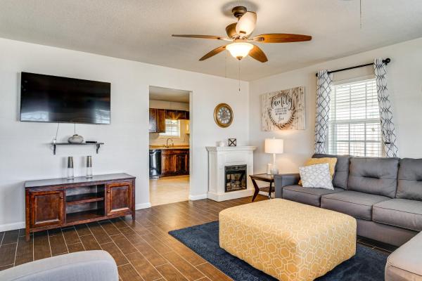 A la foto es mostra l'objecte Walk to Town Home with Yard in Brenham! situat a la ciutat de Brenham.