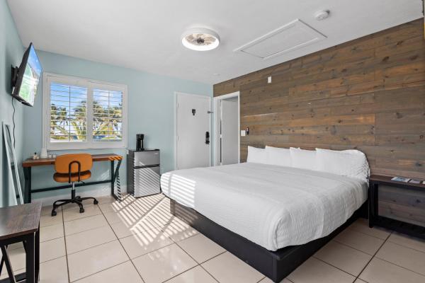 Standard Hotel Room - King Bed #2 - Fort Pierce, FL